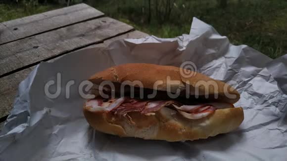 一个美味的沙拉白面包三明治视频的预览图