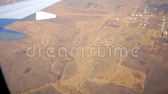 从空中俯瞰飞机在美妙的景观之上飞行视频的预览图