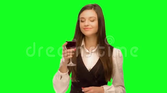 女人喝酒尽情享受视频的预览图