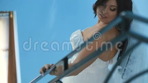 华丽迷人的新娘穿着豪华的礼服站在楼梯上穿着白色衣服的漂亮性感少女视频的预览图