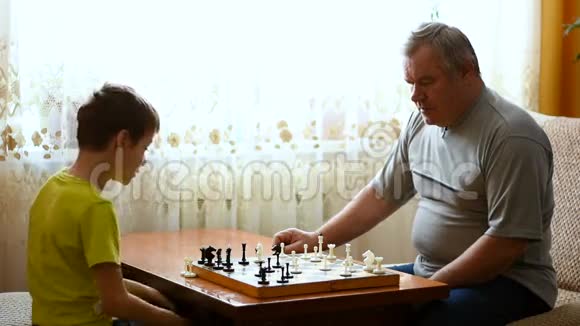 孩子和祖父母在国际象棋屋里玩视频的预览图