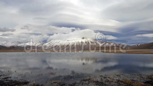 翁布里亚维托雷山的网状云视频的预览图