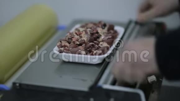 包装肉类一个超市的工人在铺在柜台前把肉打包视频的预览图