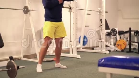 运动员在现代健身房锻炼手臂4k视频的预览图