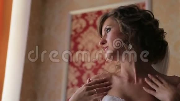婚礼前身着华丽时尚白色婚纱的美丽金发新娘在化妆间摆姿势视频的预览图