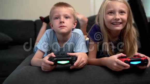 孩子们玩电子游戏视频的预览图