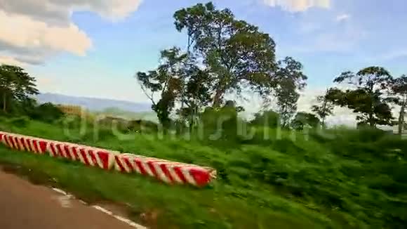 相机跟随滑板车沿着阳光路在乡村景观视频的预览图