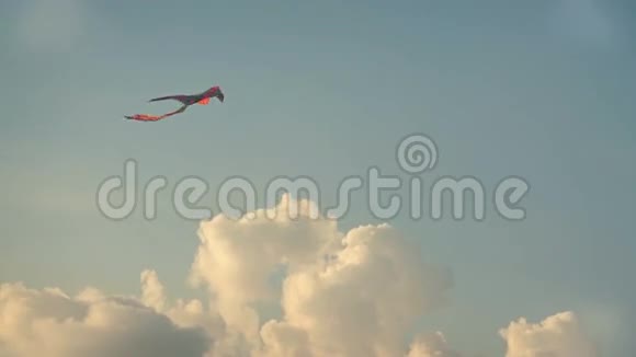 天空蓝天白云彩虹彩风筝飞翔背景视频的预览图
