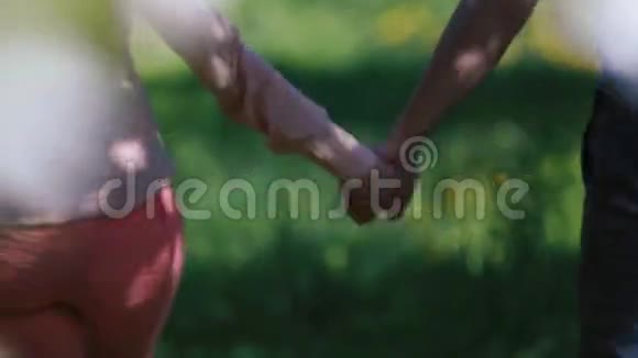 一对浪漫的夫妇在盛开的樱桃园开着许多白花年轻人和漂亮女孩抱着视频的预览图