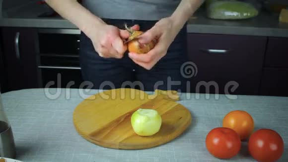 厨师在木板上清洗洋葱视频的预览图