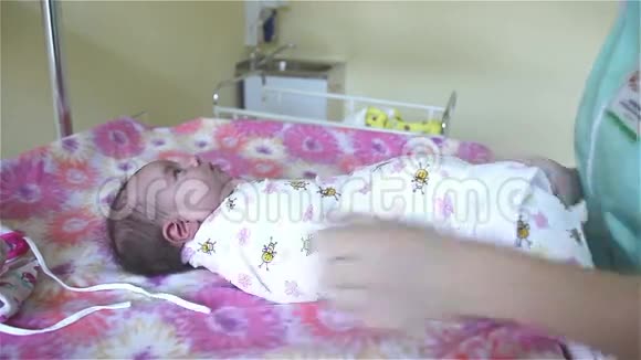 女人的手在包裹一个新生的女孩视频的预览图