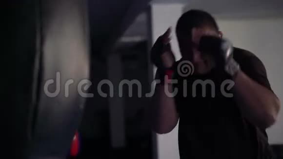 年轻的拳击手在健身房里训练拳击袋曼尼金4k视频的预览图