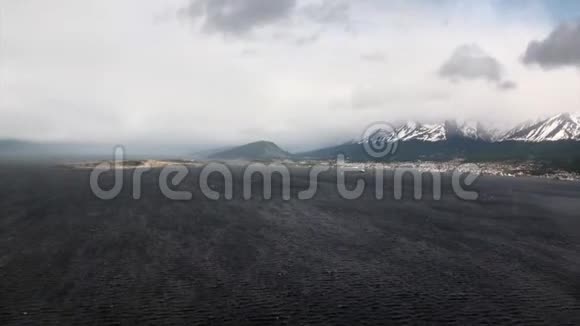 从福克兰群岛的直升机可以看到海岸线上的绿色和雪山视频的预览图