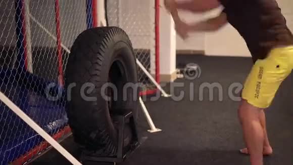 拳击手和悍马一起在健身房锻炼4k视频的预览图