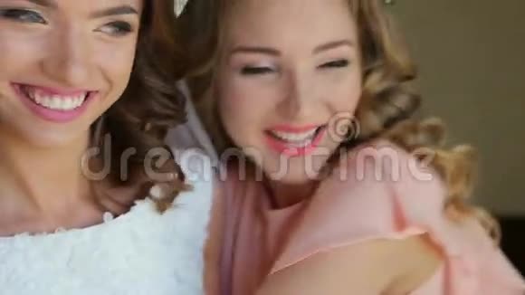 微笑快乐的新娘和她的朋友们的画像视频的预览图