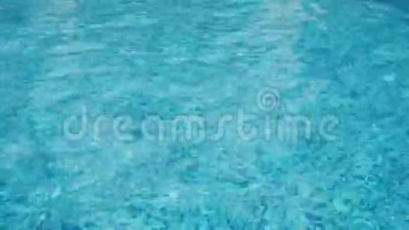 蓝色瓷砖游泳池背景上的水波荡漾视频的预览图