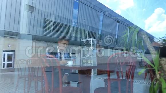 商人在明亮的咖啡馆里喝咖啡时接到电话阿尔德走了出来视频的预览图