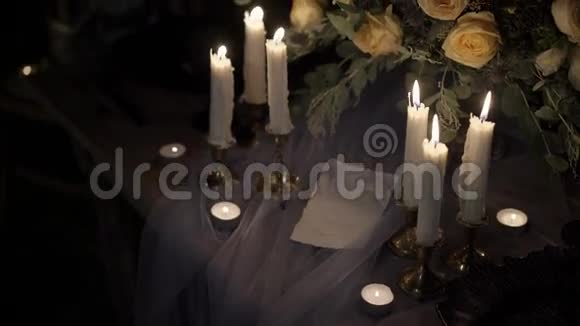 室外配有鲜花和蜡烛的桌子视频的预览图