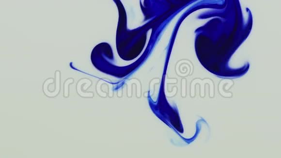 蓝色油漆倒在水里视频的预览图