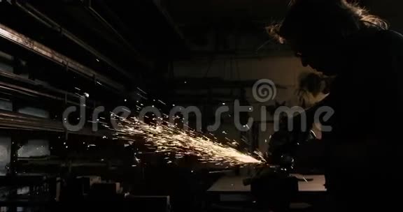 焊工采用电动圆锯机视频的预览图
