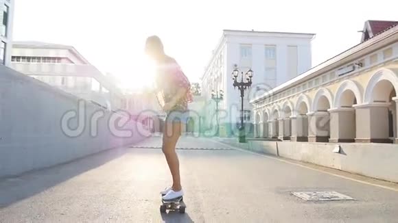 女人在日出时玩滑板滑板上的腿走向成功视频的预览图
