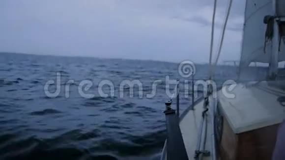 在多云天气的傍晚游艇在海上航行在海浪上摇摆高清1920x1080视频的预览图