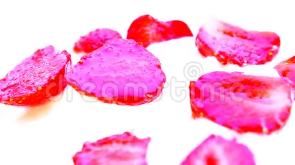 奶油中的草莓碎片旋转一次宏观射击循环往复视频的预览图