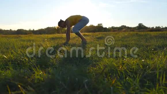 年轻的运动男子练习倒立瑜伽姿势的自然在户外做瑜伽动作和姿势的白人视频的预览图