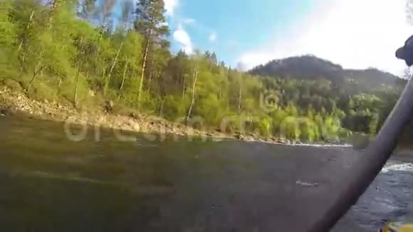 在快山河上漂流波夫视频的预览图