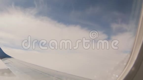 云中的飞机之翼视频的预览图