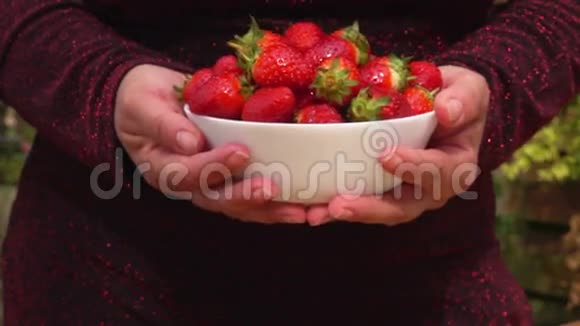 手建议一碗草莓视频的预览图