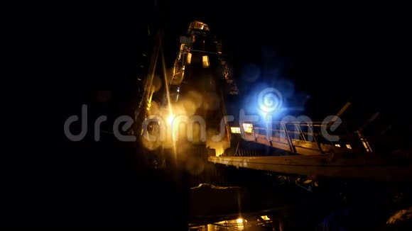 钻机冬季在夜间视频的预览图