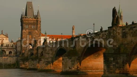 捷克共和国布拉格查尔斯桥和旧城桥塔全景运动景捷克视频的预览图