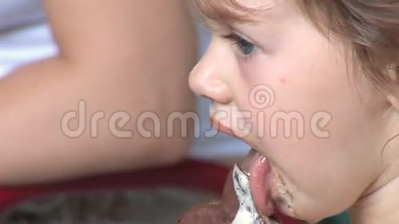 女孩吃冰淇淋02视频的预览图