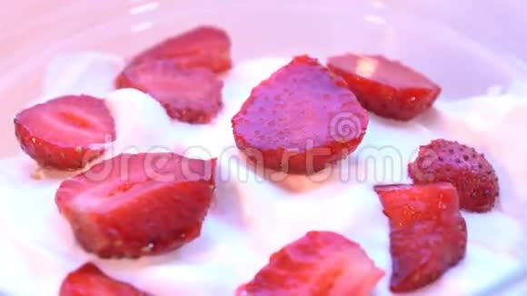 奶油中的草莓碎片旋转一次宏观射击循环往复视频的预览图