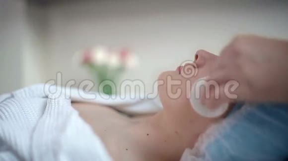 女孩在美容中使用沐浴液视频的预览图