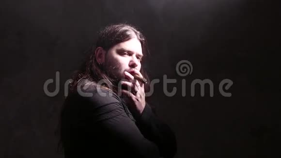 有人抽雪茄4KUHD视频的预览图
