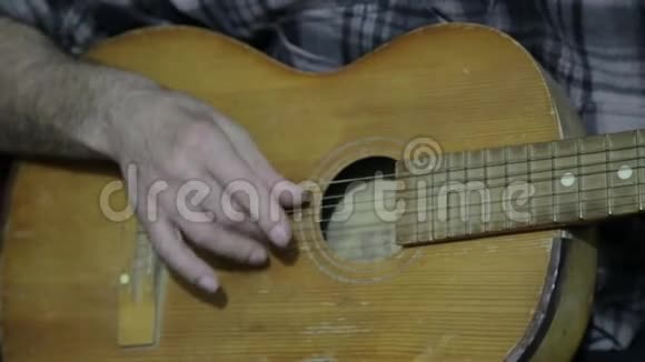 一位老人弹吉他可怜的爷爷弹吉他视频的预览图