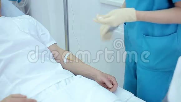 护士从病人静脉拔针视频的预览图