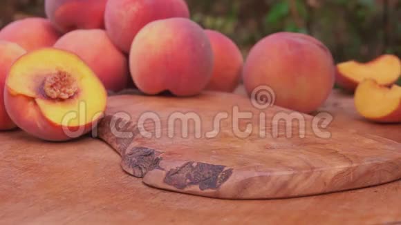 几片桃子落在木桌上视频的预览图
