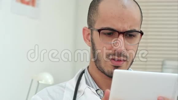 男性医务工作者使用数字平板视频的预览图