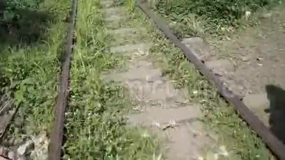 从一辆移动手推车上看到铁路轨道视频的预览图