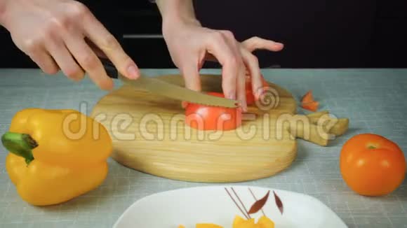 刀子割红番茄的女孩视频的预览图