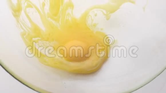 新鲜的生鸡蛋放在玻璃碗里视频的预览图