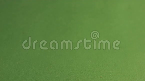 绿色背景下的燕麦片慢动作特写镜头水平平底锅2射击视频的预览图