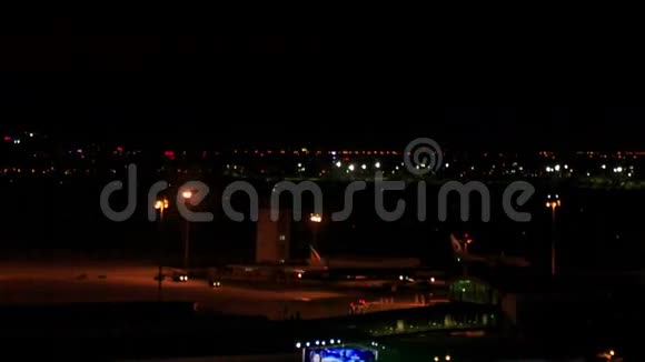 夜晚漆黑的机场灯光视频的预览图