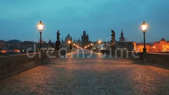 在捷克共和国布拉格的黎明漫步查尔斯桥捷克视频的预览图