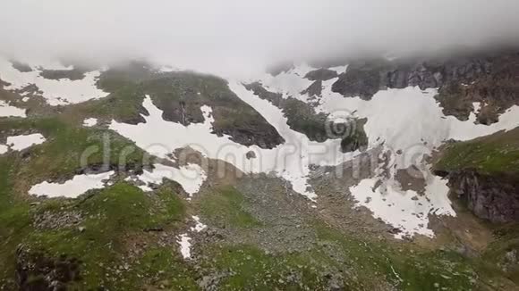 阿尔卑斯山白雪皑皑的高地的鸟瞰图视频的预览图