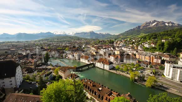 斯普雷乌尔桥位于卢塞恩老城区中心背景是皮拉特斯和瑞士阿尔卑斯山卢塞恩瑞士视频的预览图