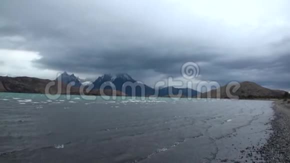 南极洲海洋海岸背景下的雪山全景视频的预览图